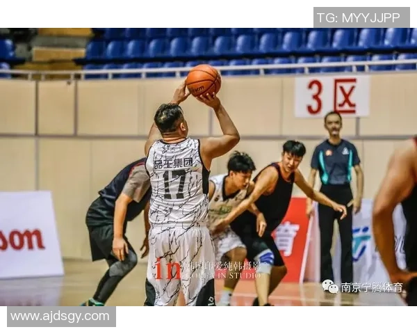 南京篮球队在城市联赛中以76分稳居积分榜首位展现强劲实力 南京篮球队在城市联赛中以76分稳居积分榜首位展现强劲实力